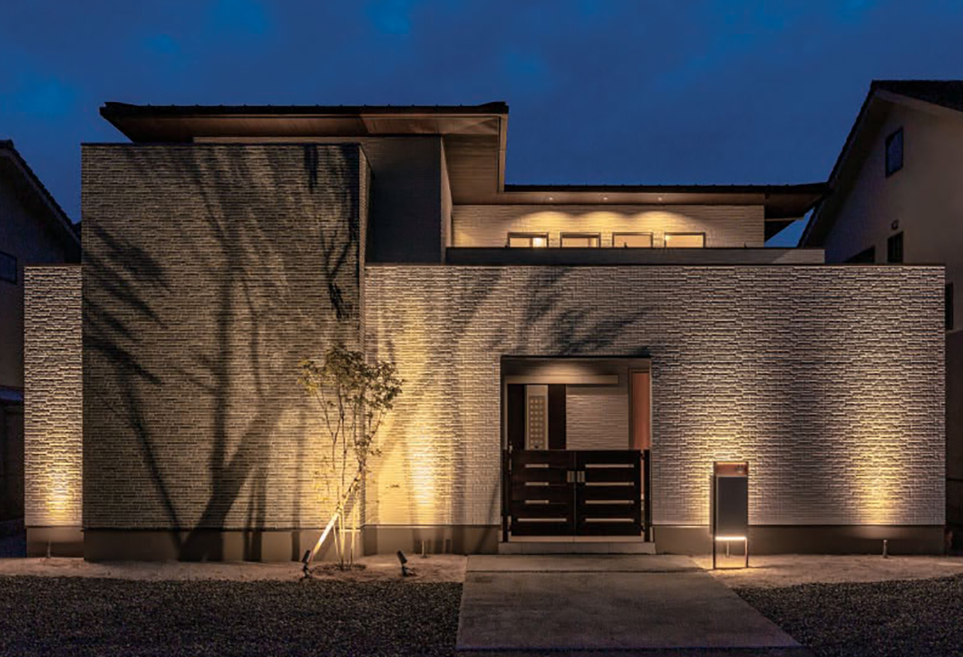 KMEW Facade DAY  &  NIGHT